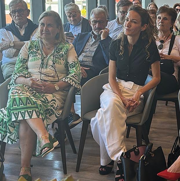 Telma Ortiz, en la presentacion del libro en Vigo, junto a Marta Galovart, mujer del editor de 'El cuarto poder', Jorge C. Alonso. 