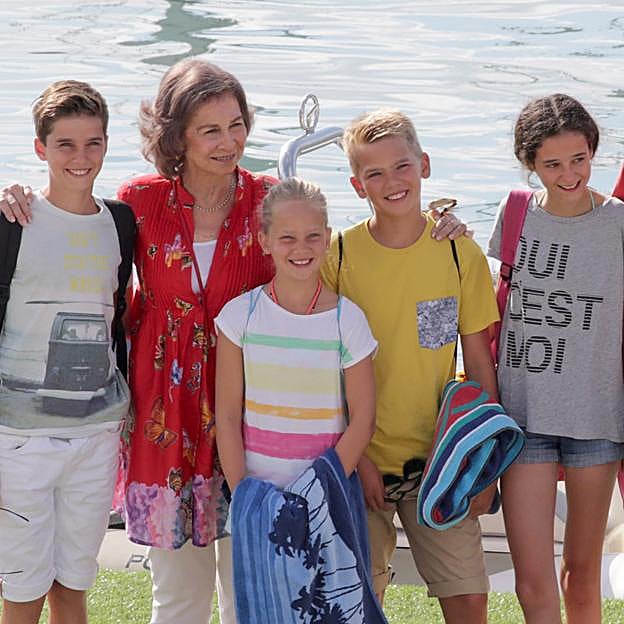 La reina Sofía con parte de sus nietos en Mallorca.