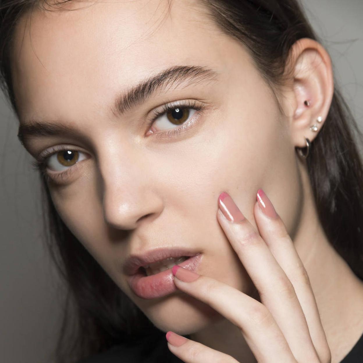 Modelo con uñas blush nails