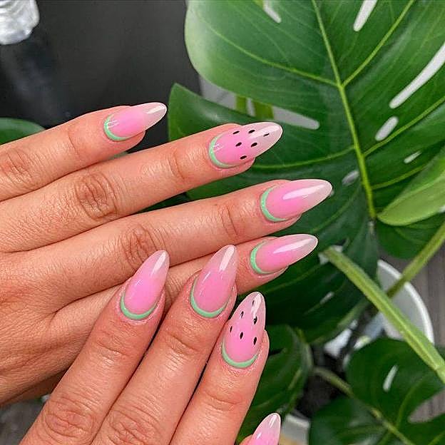 Uñas fruity con diseño veraniego de sandías