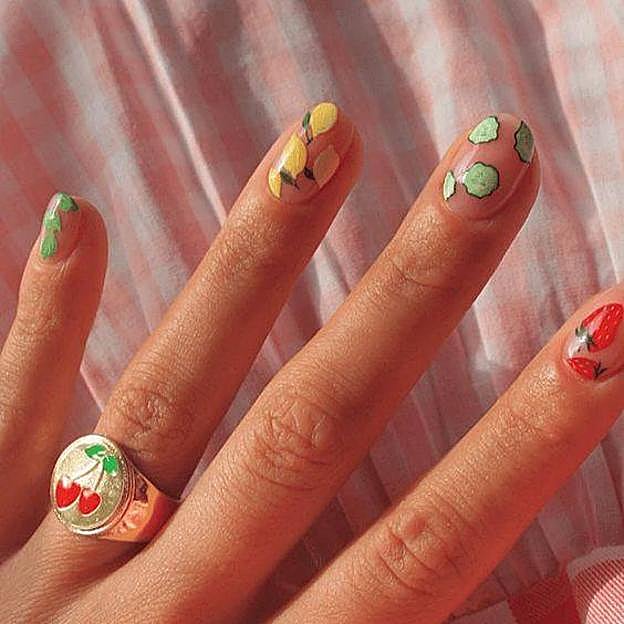 Uñas fruity con estampado de frutas