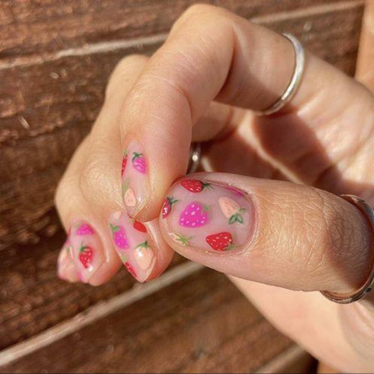 Manicura con uñas fruity