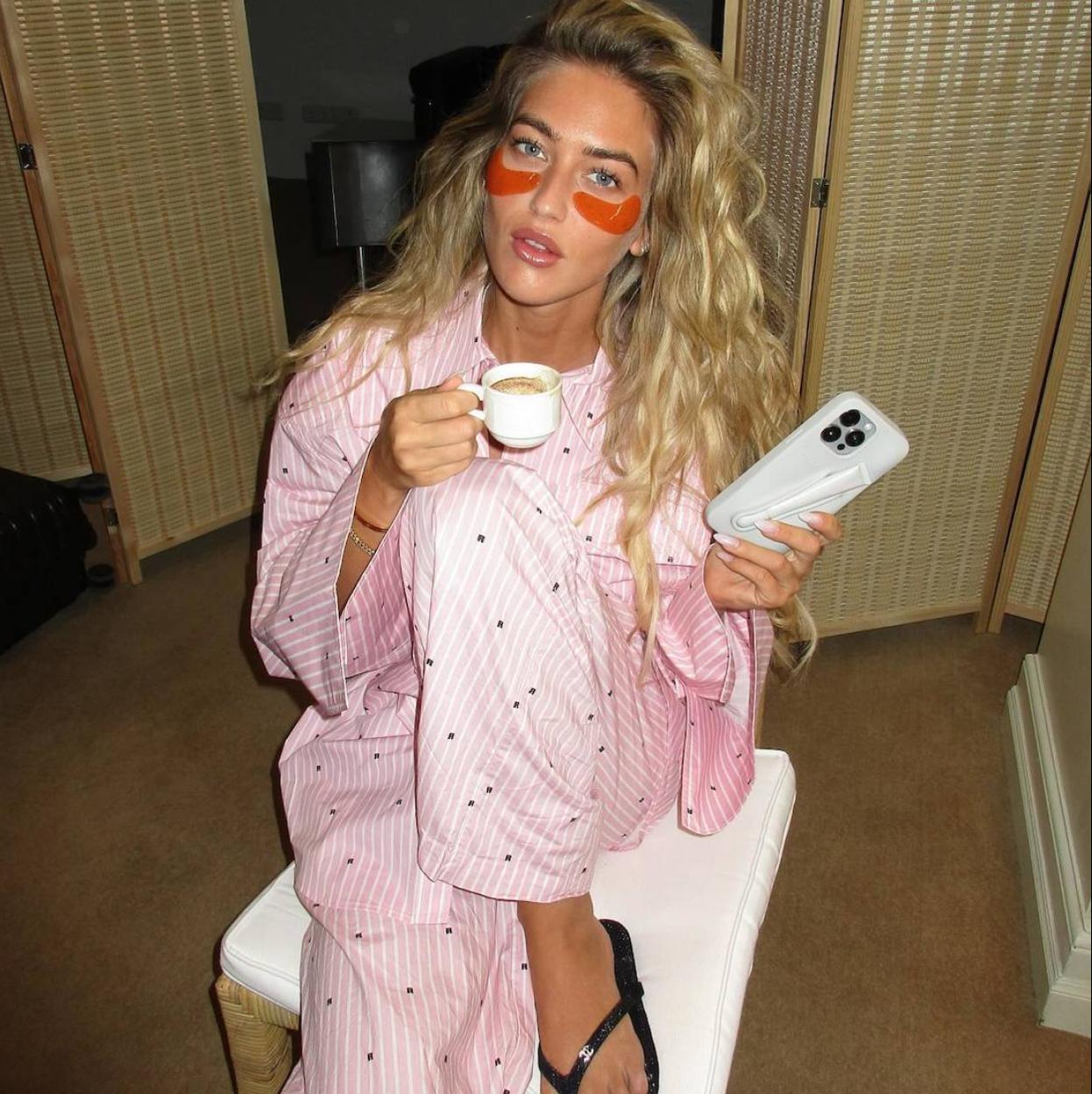 Influencer con parches de ojos