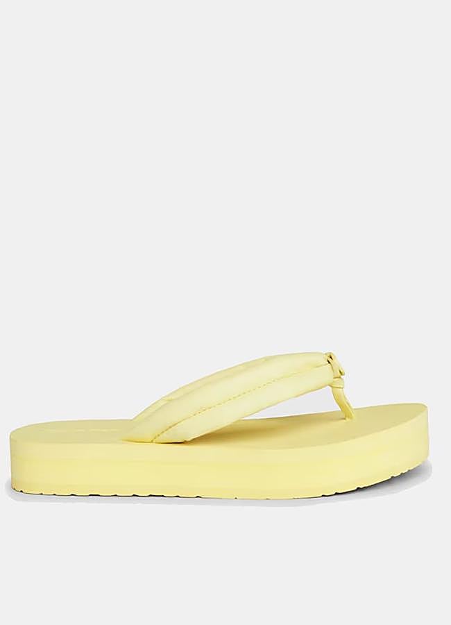 Imagen - Sandalias amarillas de Calvin Klein.