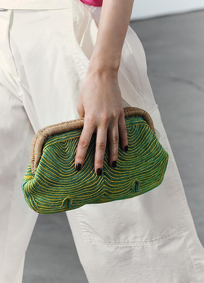 Imagen - Bolso de mano en yute y color verde de Zara.