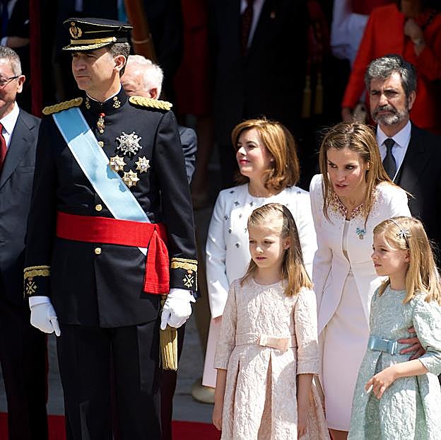 Los reyes, con Leonor y Sofía durante el desfile. 