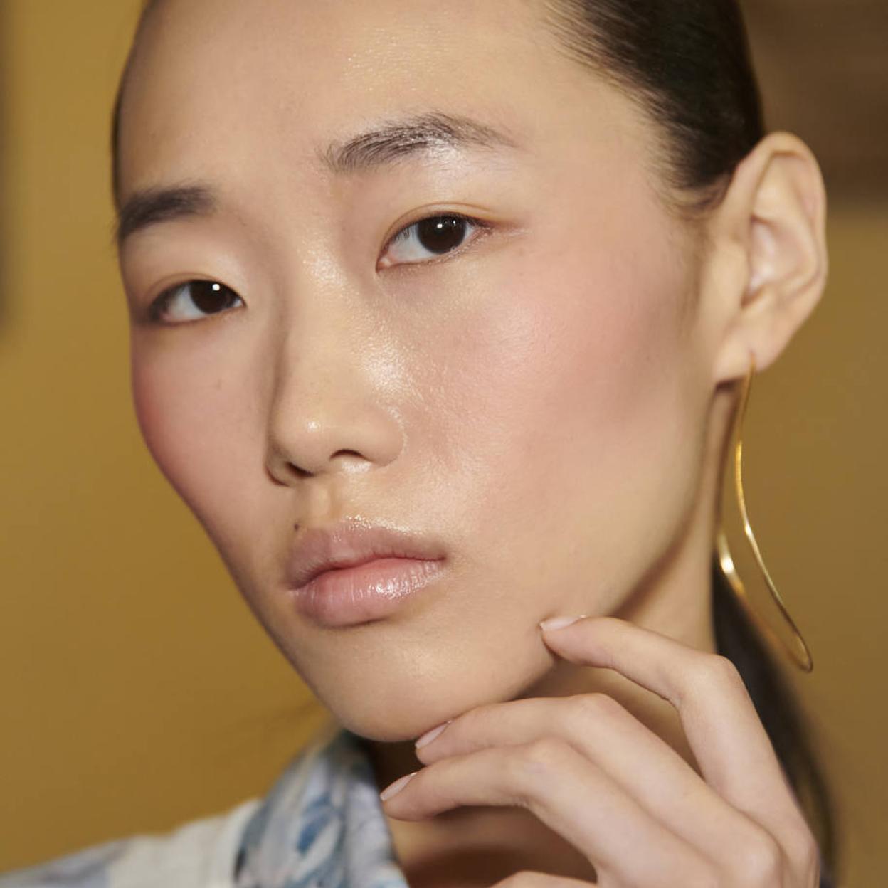 Modelo con maquillaje natural corregido sin ojeras