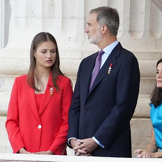 La princesa Leonor con un traje rojo.