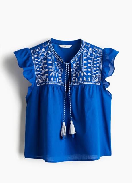 Imagen - Blusa azul con bordados de H&M (25,99 euros)