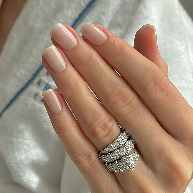 Así e sla manicura fombré.