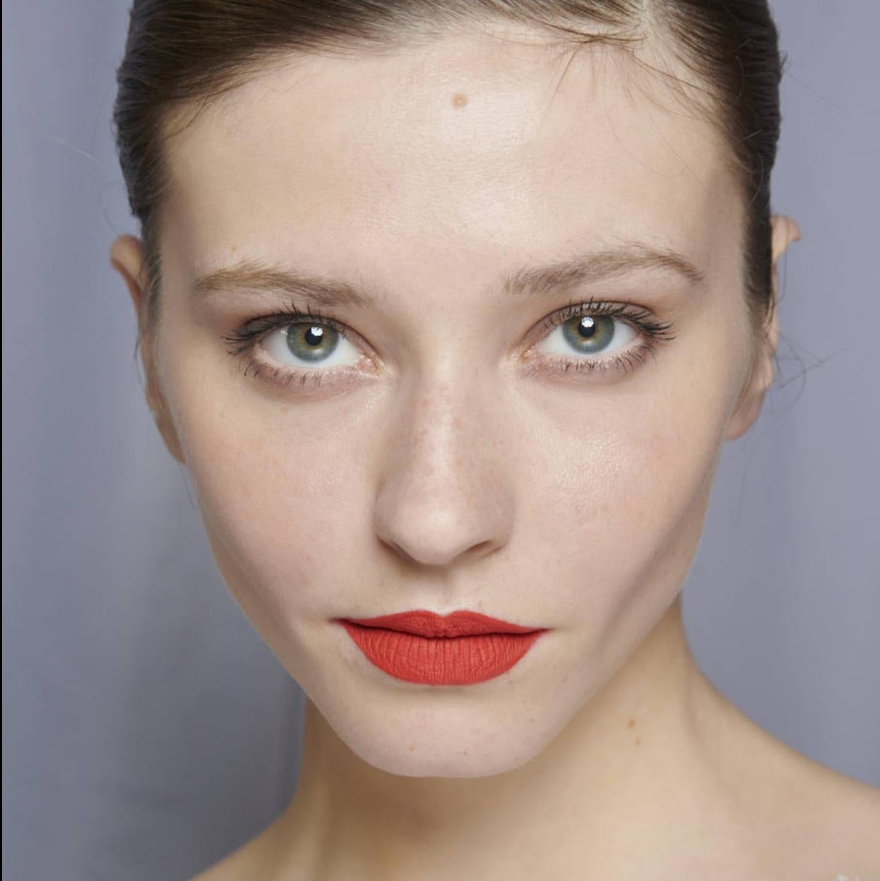 Modelo con maquillaje natural