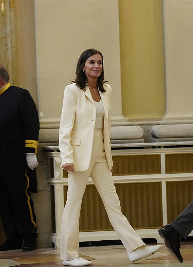 Imagen - La reina Letizia con un traje blanco de Mango. / LIMITED PICTURES