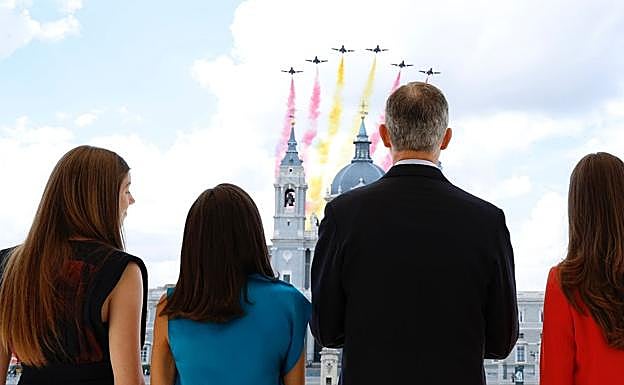 Los reyes y sus hijas contemplando el paso de los aviones 