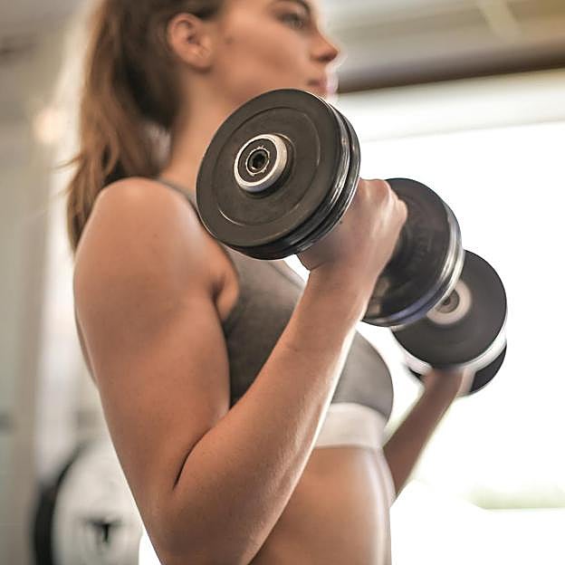 Estos ejercicios de fuerza para fortalecer los brazos son aptos para cualquier edad. 