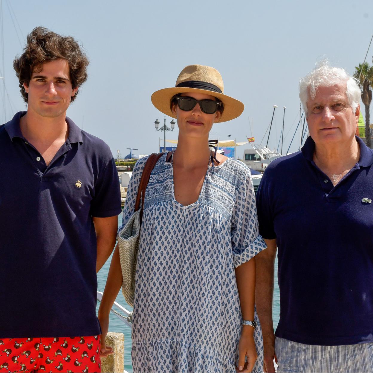 Fernando Fitz-James Stuart y Solís junto al duque de Alba y Sofía Palazuelo. 