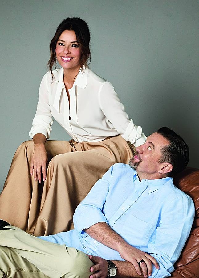 Imagen - Eva, con vestido de Loro Piana y camisa de Armani. Ramón Campos lleva total look de El Corte Inglés. Foto: Félix Valiente.