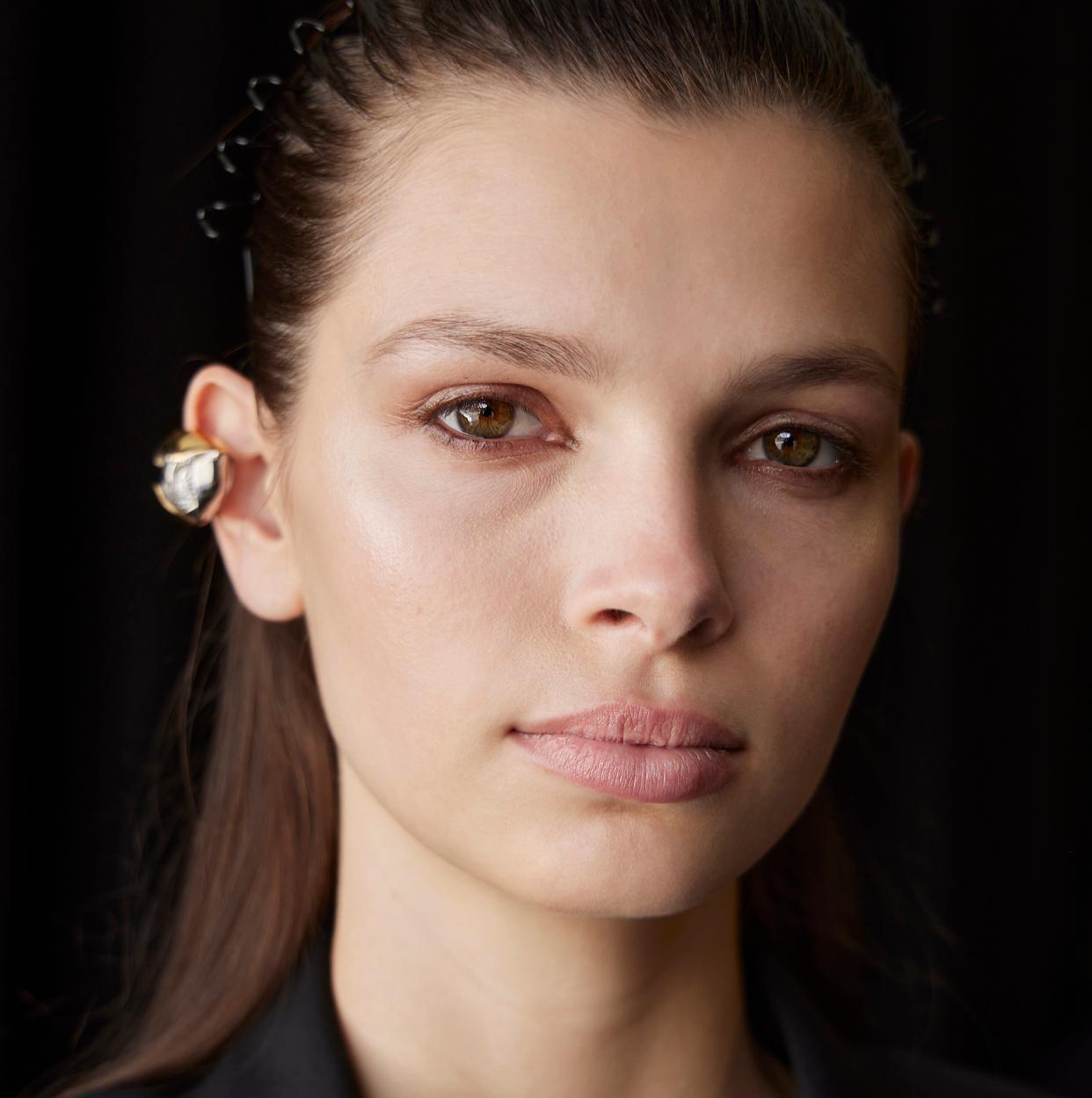 Una modelo de un desfile de Givenchy con la piel lisa.