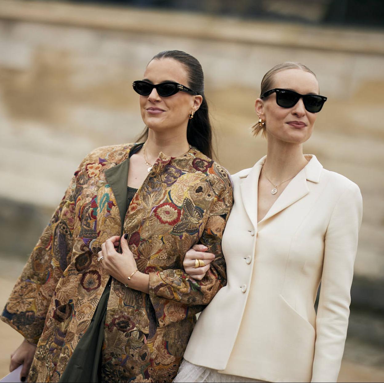 Influencer con gafas de sol en el street style