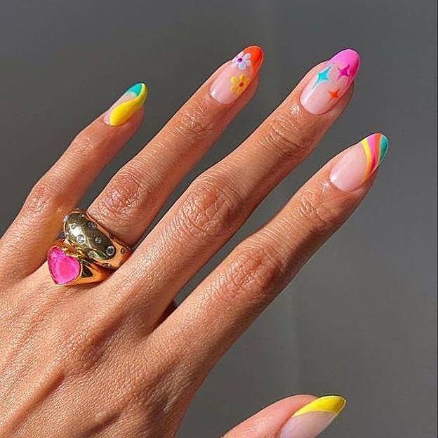 Manicura de uñas flúor con dibujos