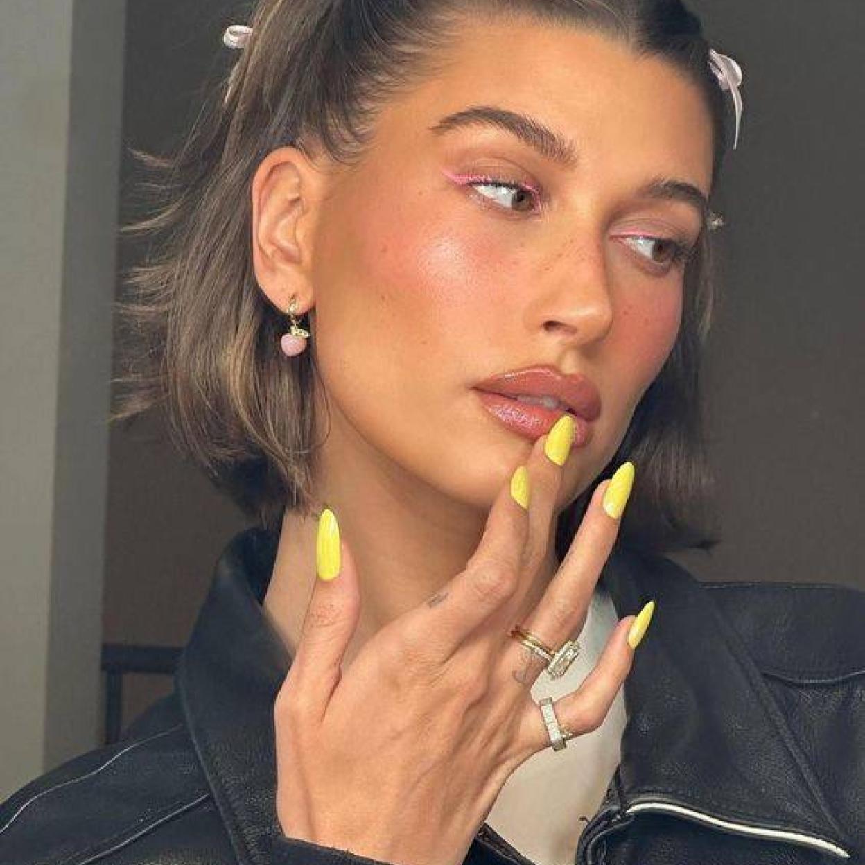 Hailey Bieber con uñas flúor