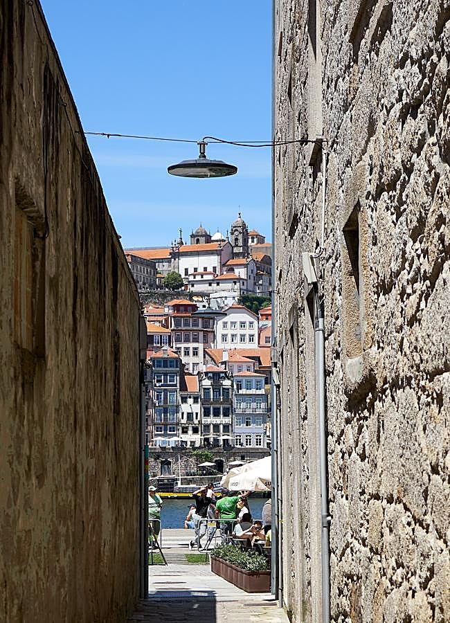 Imagen - Vista de Oporto desde la orilla oeste de la ciudad, una zona repleta de bodegas del vino al que la ciudad da nombre. / DM