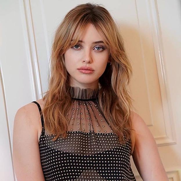 Katherine Langford con corte de pelo cowgirl con fle2quillo cortina en pelo largo