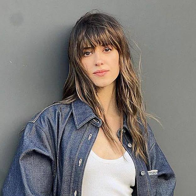 Daisy Edgar-Jones con corte de pelo cowgirl largo con flequillo recto setentero