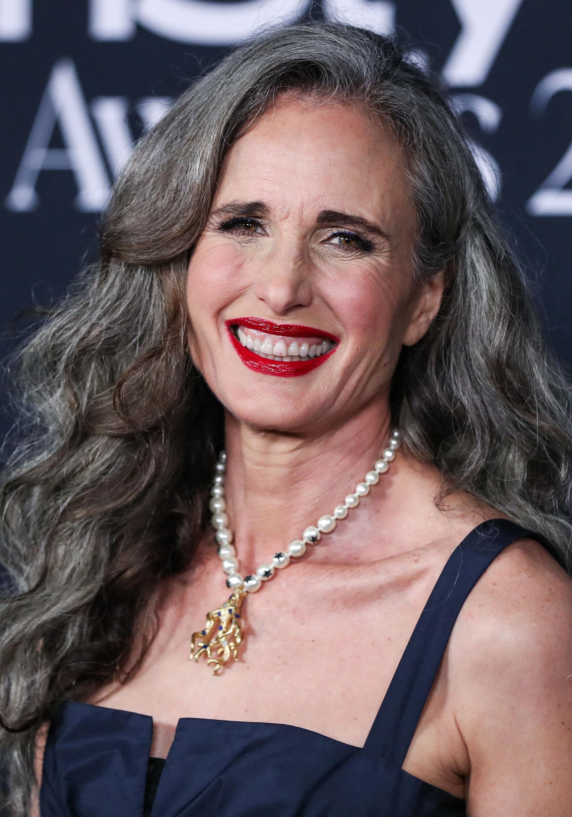 Cómo pintarse los labios de rojo si llevas el pelo canoso