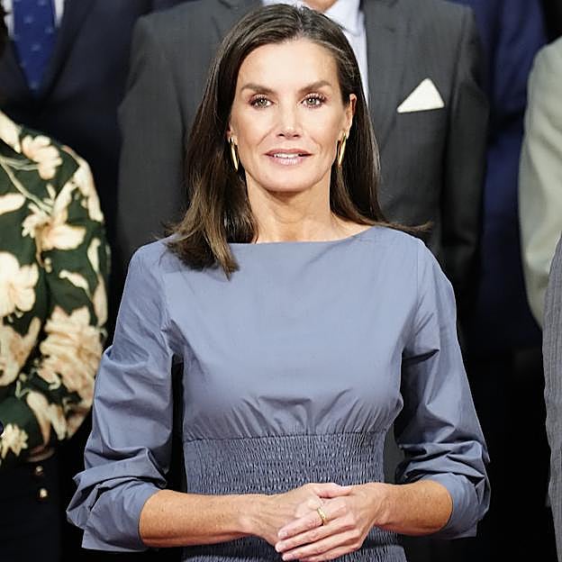 La reina Letizia estrena vestido azul de rebajas de Adolfo Domínguez: estiliza y hace más alta 