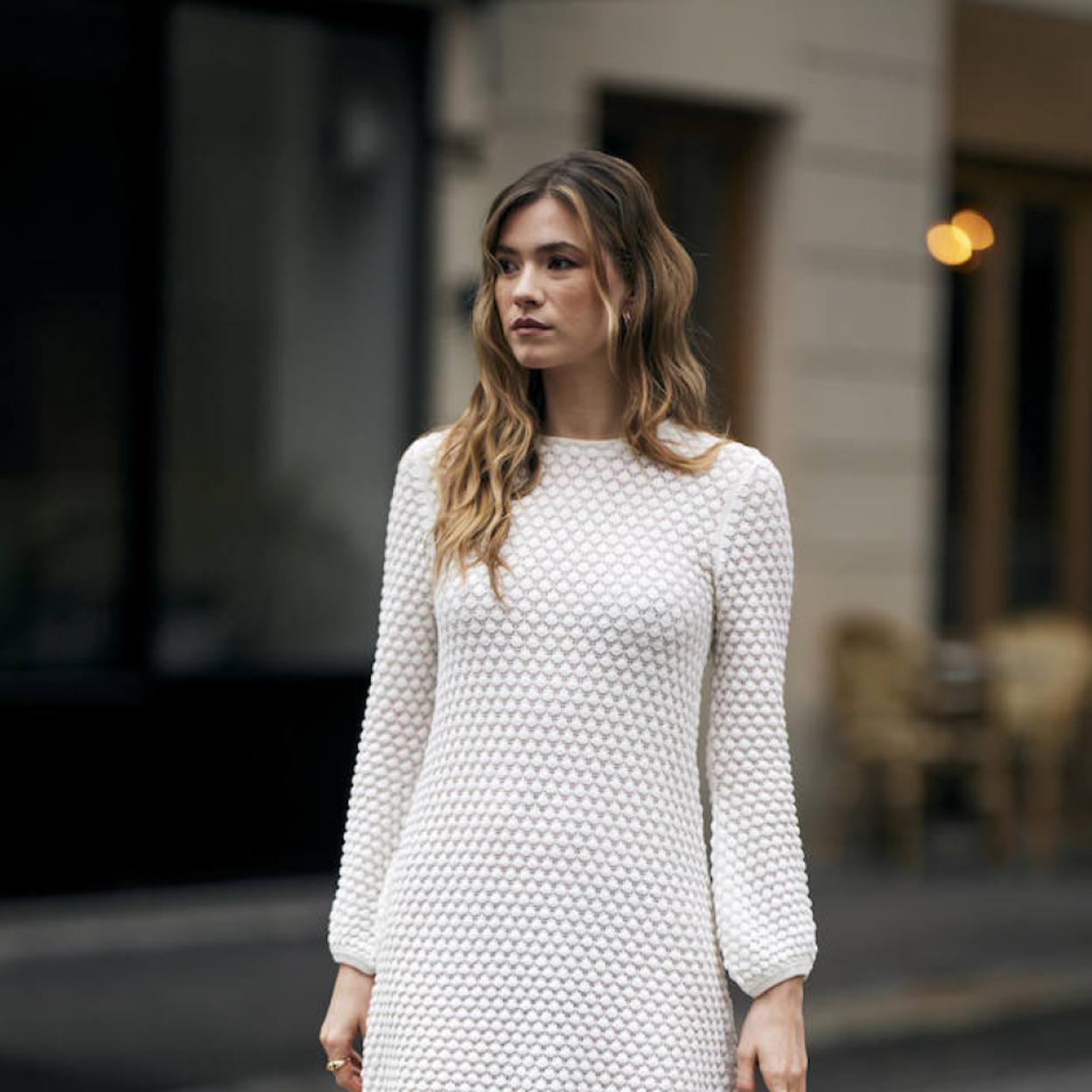 Influencer con peinado ondulado sin encrespamiento