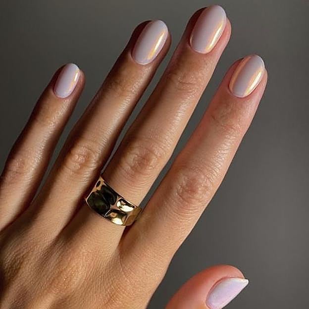 Mujer con las uñas pintadas