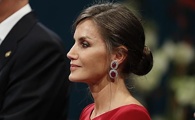 La reina Letizia con pendientes de rubíes en los Premios Princesa de Asturias de 2019. 