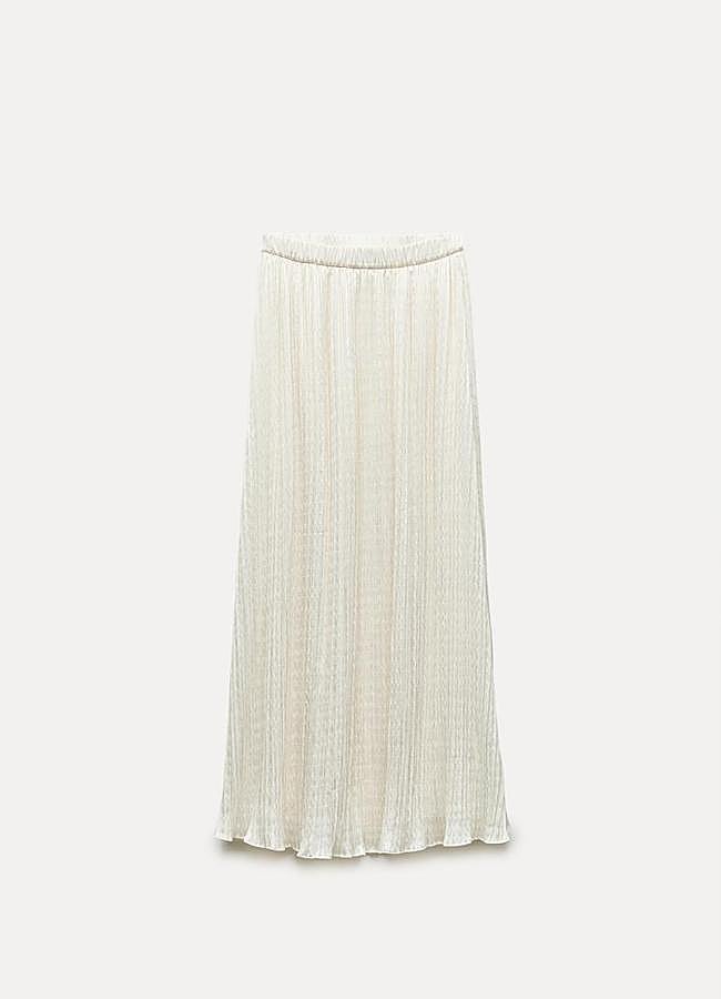 Imagen - Falda plisada en color blanco de Zara.