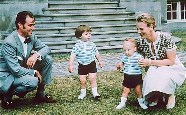 Margarita y Henry de Dinamarca con sus hijos, Federico y Joaquín.