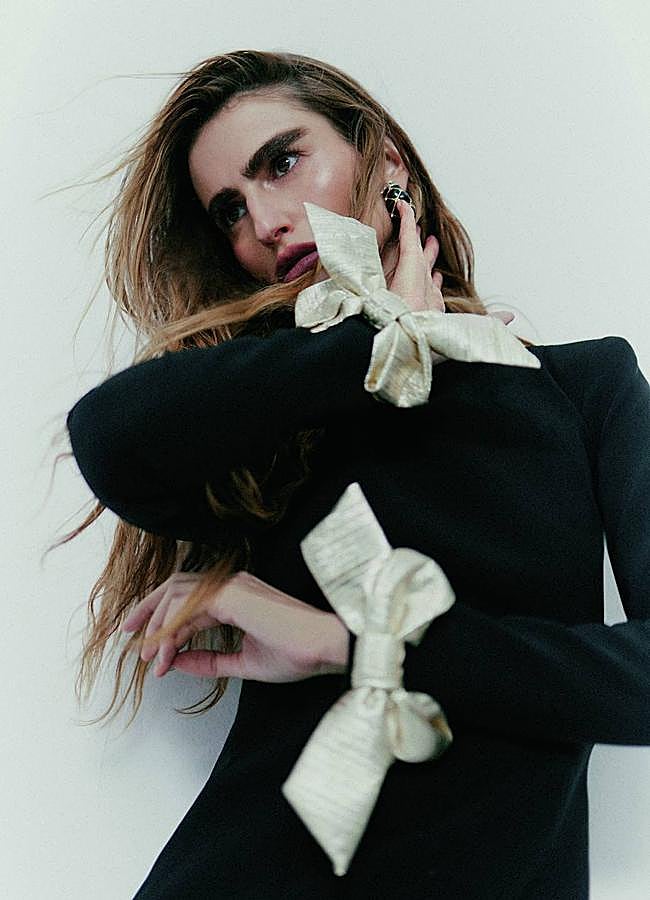 Imagen - Alejandra Domínguez con diseño de Montenegro.