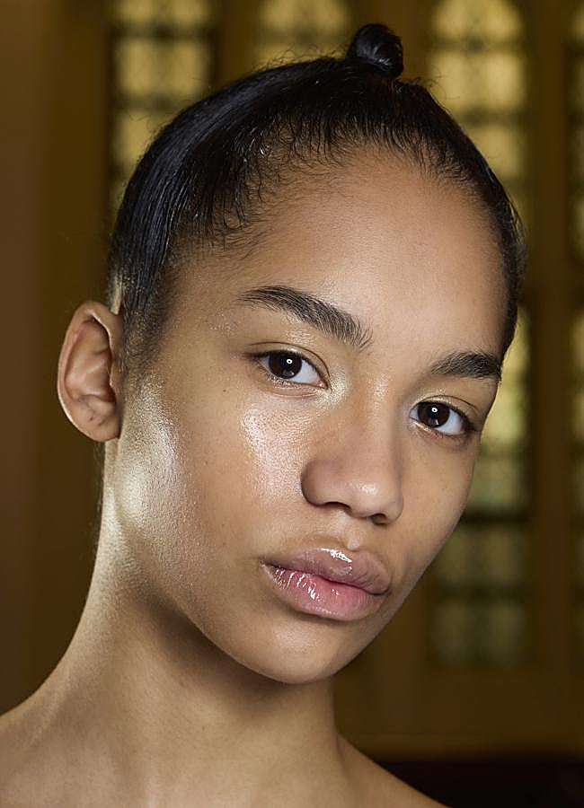 Imagen - Maquillaje natural con labios efecto mantequilla. Foto: Launchmetrics spotlight.