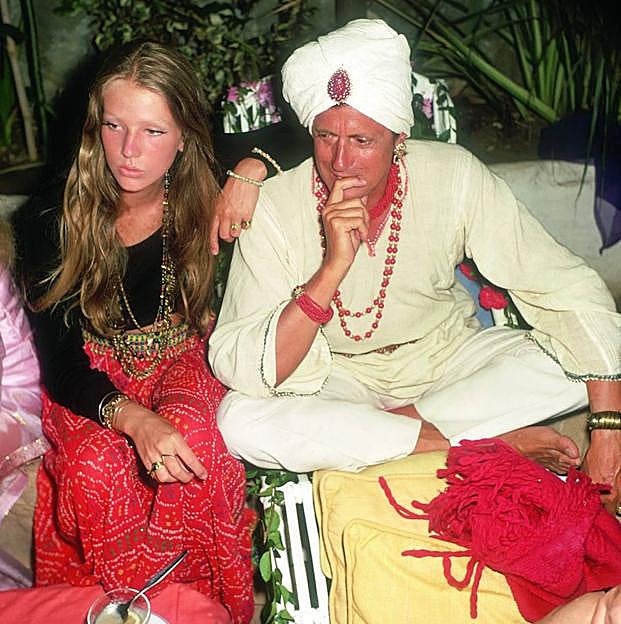 Imagen principal - El barón Heini Thyssen en 1971 con su entonces cuñada, Charlene Shorto; los barones Marie-Hélène y Guy de Rothschild, en 1980, y Carlos Fitz-James, actual duque de Alba, inmortalizado por Gianni Ferrari en 1973. 