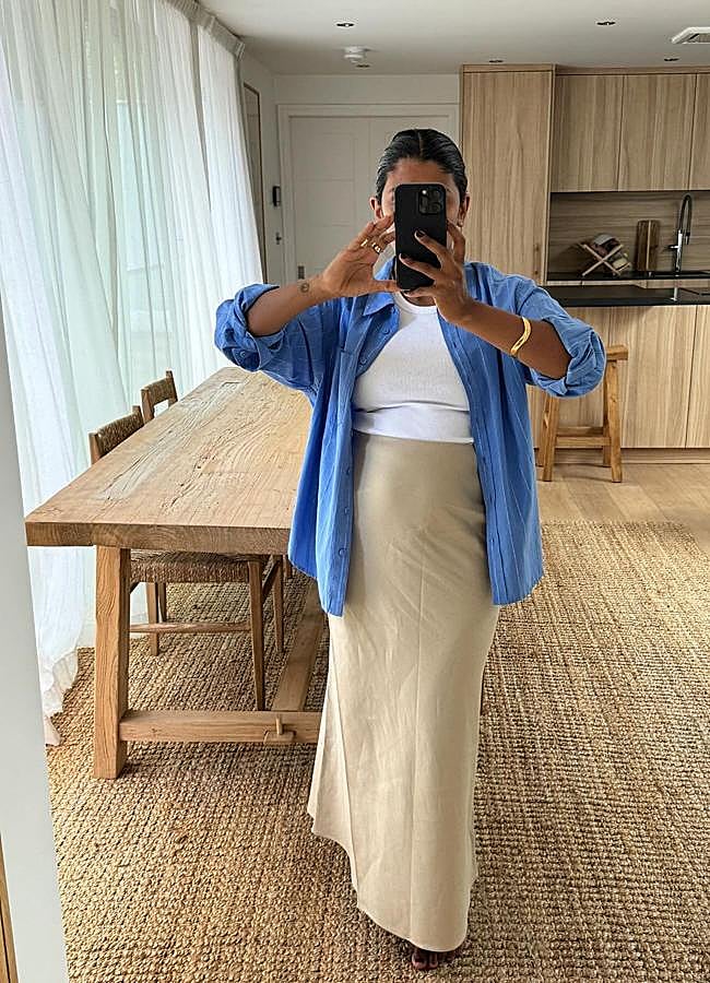 Imagen - Look con falda midi y camisa. Foto: @Monikh
