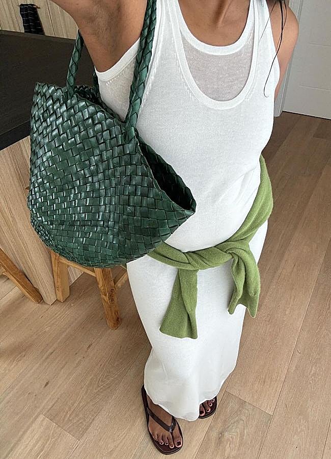 Imagen - Vestido en blanco con jersey verde y sandalias estilo chancla. Foto: @Monikh