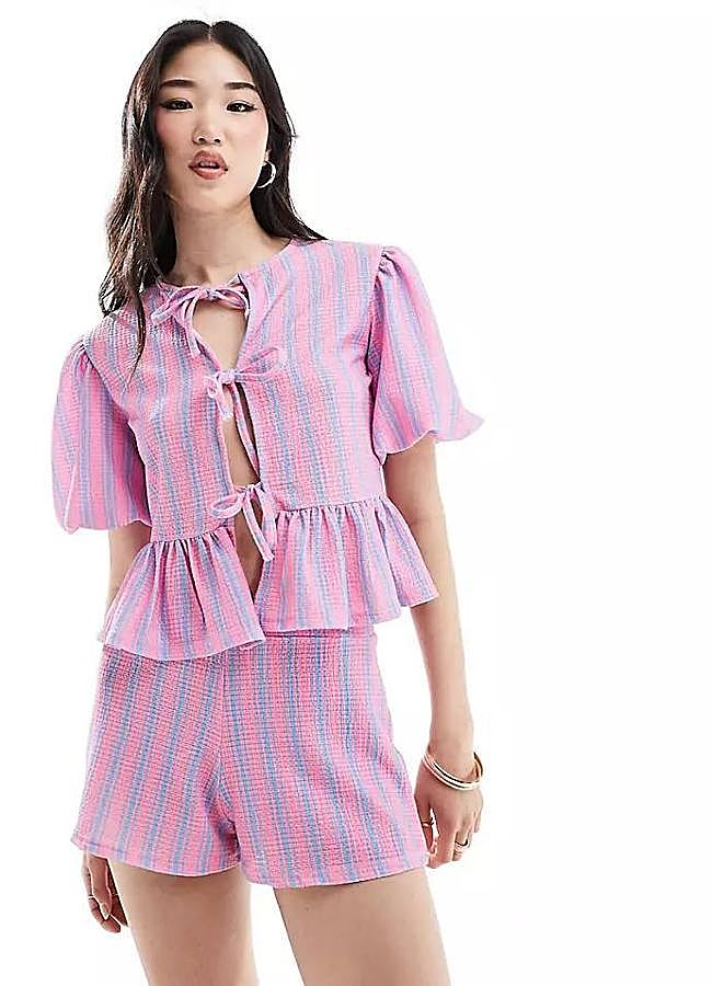 Imagen - Pantalones cortos de rayas texturizados en azul y rosa