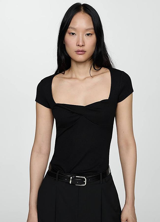 Imagen - Camiseta de escote bardot con fruncidos, de Mango.