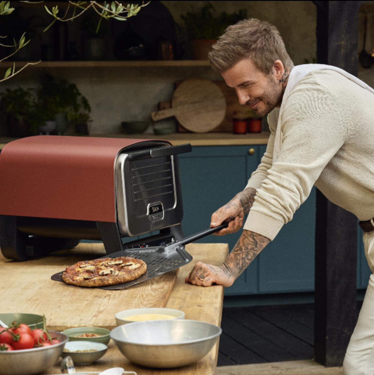 David Beckham se hace viral cocinando pizza en un horno portátil rebajado en Amazon.