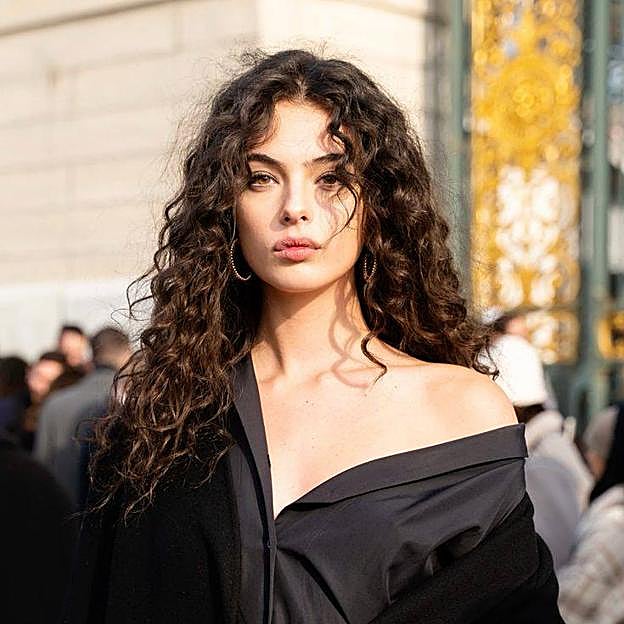 Deva Cassel con corte de pelo butterfly rizado