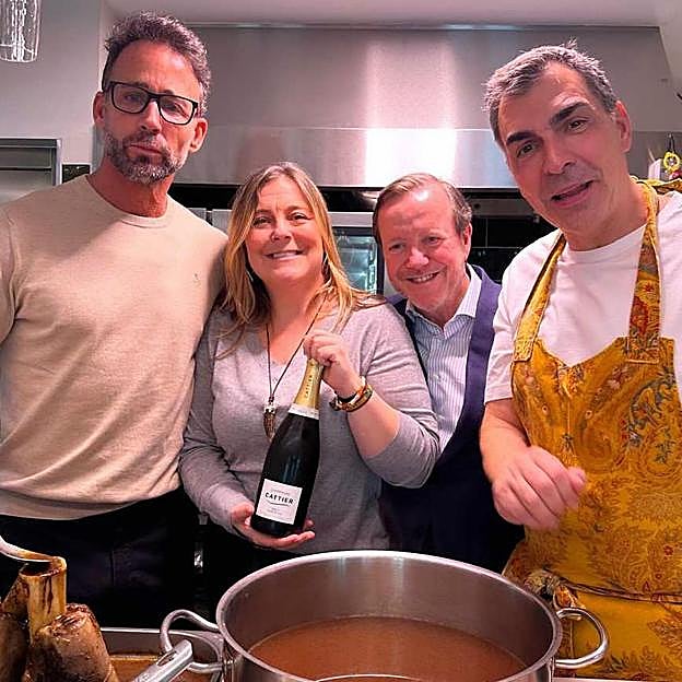 Cuchy Pérez en las cocinas de su restaurante junto al cocinero Ramón Freixa y Álvaro Muñoz Escassi. 