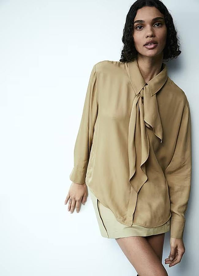 Imagen - Camisa básica con detalle de pañuelo en el cuello a juego