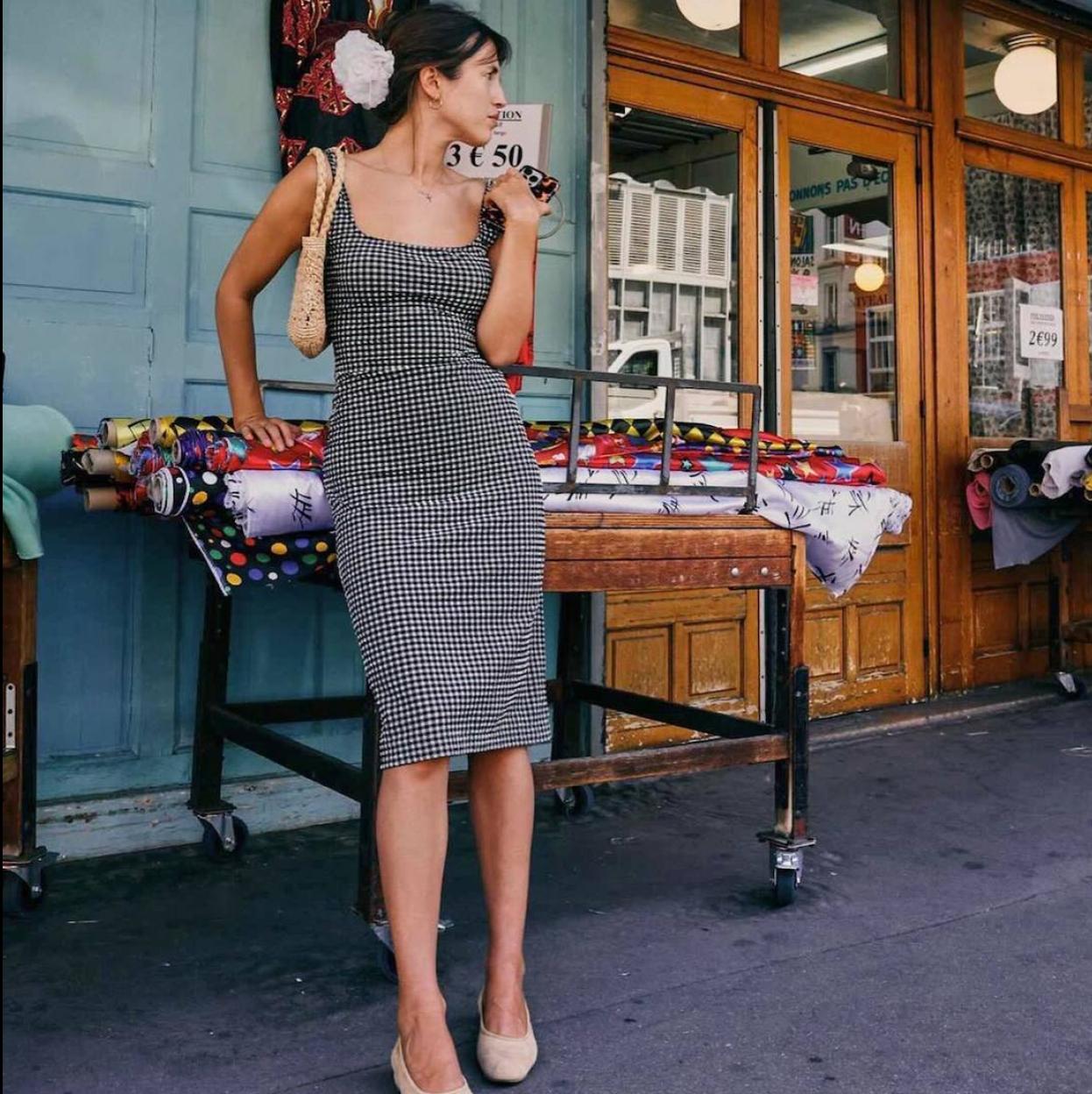 Influencer francesa con look de básicos parisinos