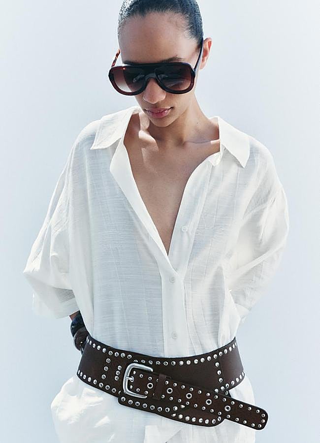 Imagen - Un look con cinturón de tachuelas en marrón de Zara.