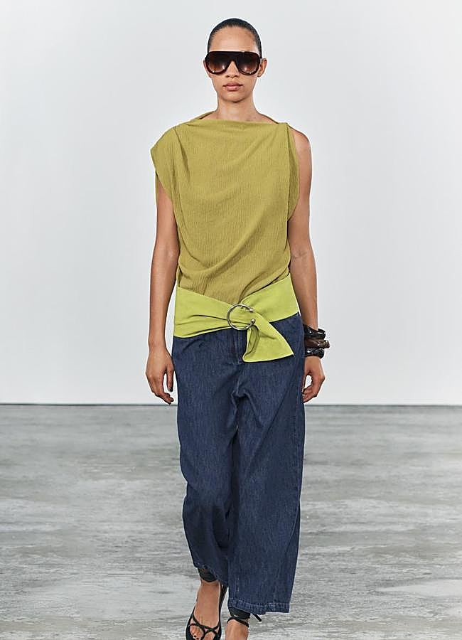 Imagen - Un look con cinturón verde lima de Zara.