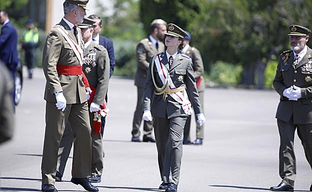 El rey Felipe estuvo en todo momento atento a los movimientos de Leonor, en su primer acto militar como mando del Ejército. 