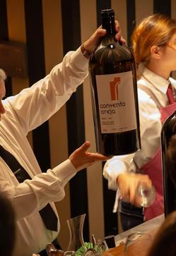 Imagen secundaria 2 - La terraza de El D3S3O, su impecable lenguado à la meunière y uno de los vinos de Convento Oreja. 